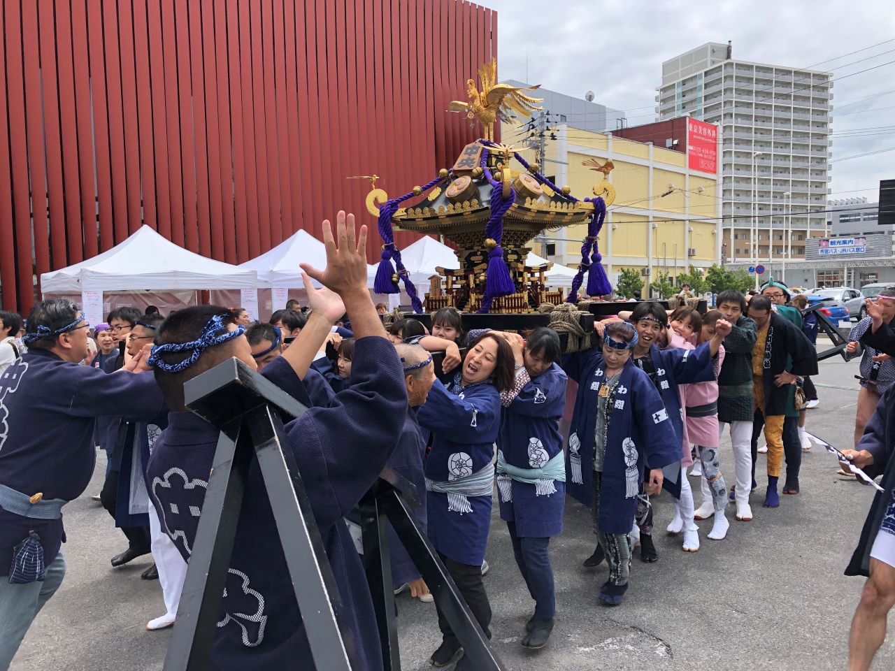 青森港浜参宮AWFRO神輿祭の様子4